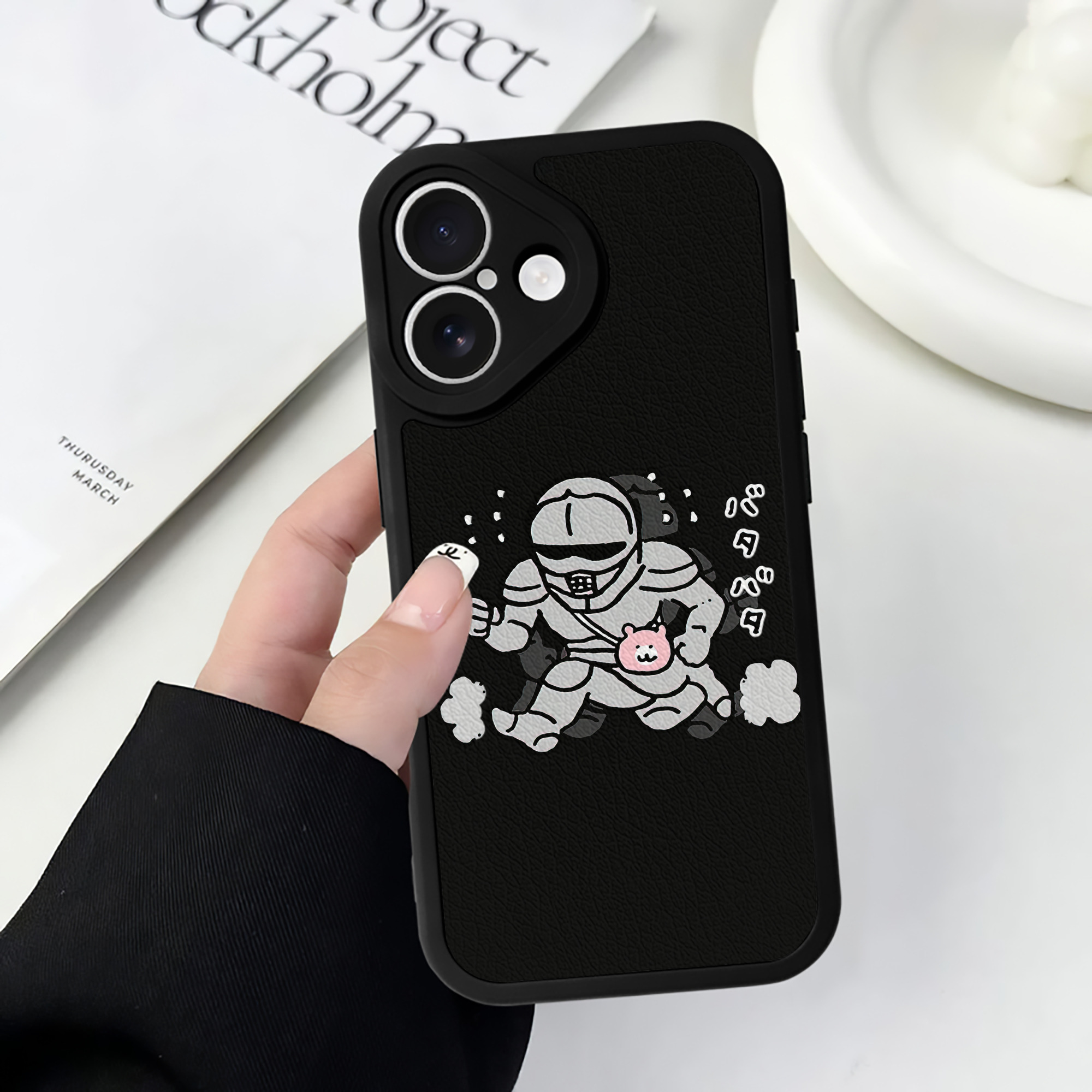 （画像用） ちいかわ 労働の鎧さん Chii-kawa Mr. Armor of Labor 【iPhone 16シリーズ対応】シリコンスマホケース（レザー調） 材質：シリコン